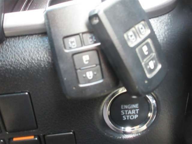スマートエントリー＆プッシュスタートを装備しております。カギをかばんに入れたまま乗り降り！発進ができます！重い荷物を持ったままカギを探すのは大変じゃないですか？これはドアハンドルを握るだけ！