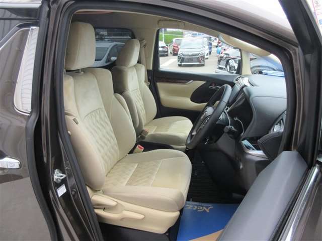 運転席もひろびろ！ゆったりと運転できます！