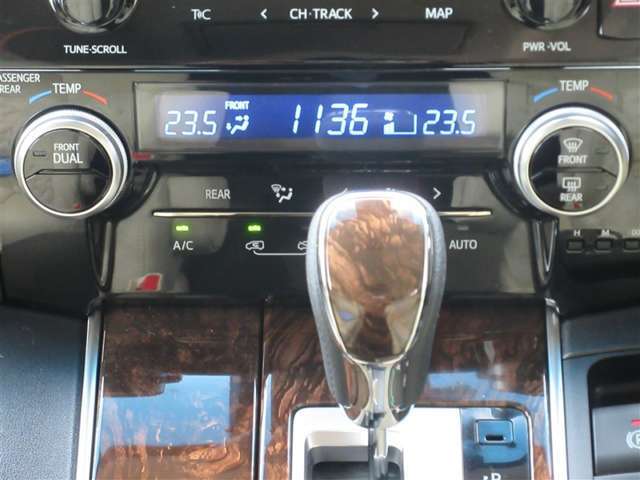 オートエアコン付き室温温度を設定すると、風量や吹き出し口、吹き出し温度を室温センサーや日射センサー等により　すべて自動でコントロールしてくれるので大変便利です。