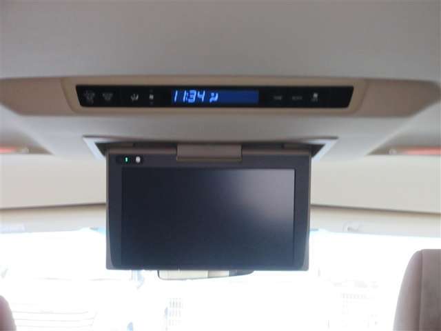 天井に後席モニターが設置してあります。テレビやDVDを鑑賞することができます。旅行も楽しくドライブできますね！