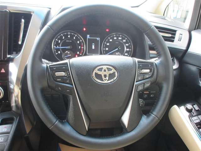 クルーズコントロール付きアクセルペダルを踏み続けることなくセットした一定速度を維持します。高速道路　走行時に便利です。