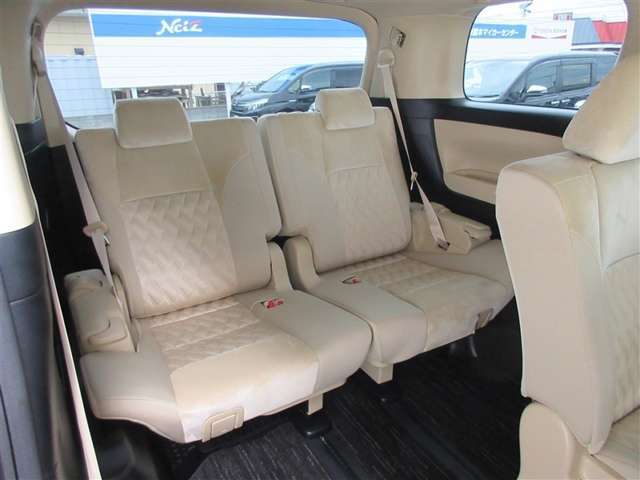 後席のレッグスペースも十分かと思います