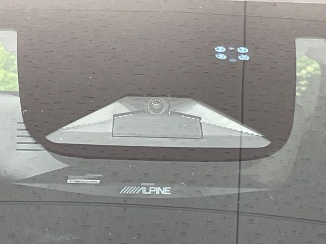 【ホンダセンシング】走行中に前方の車両等を認識し、衝突しそうな時は警報とブレーキで衝突回避と被害軽減をアシスト。より安全にドライブをお楽しみいただけます。