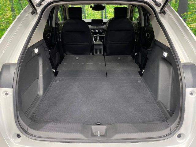 後席を格納すると、これだけの広さが！シーンに合わせたシートアレンジで、大きな荷物も積むことが出来ます♪