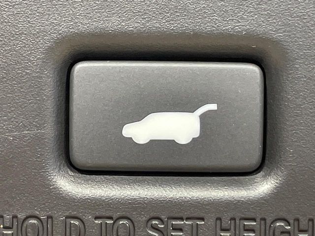 【パワーバックドア】スマートキーや運転席のボタンを押すだけでリアゲートが自動で開閉します！荷物を持っている時や、高い位置にあるバックドアを閉める際に便利な機能です♪