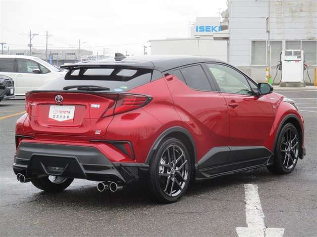 明るく広々、落ち着いた店内では、中古車のご検討・ご購入のほか、携帯電話（au）の購入等、様々なご相談に幅広く応えていきます♪