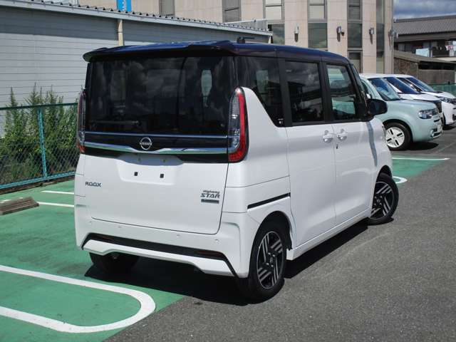 ボディカラーはホワイトパール/カンジュクカシスの2トーン