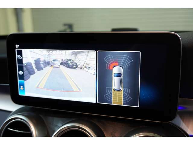 上からの視点にて駐車スペースの視認が可能な360°カメラを搭載！前後バンパーには音とインジケーターにより障害物を知らせるパークトロニックセンサーもございますので、安全な駐車をサポートいたします！