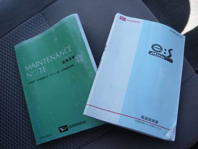 メンテナンスノートと、車の取り扱い説明書です♪♪