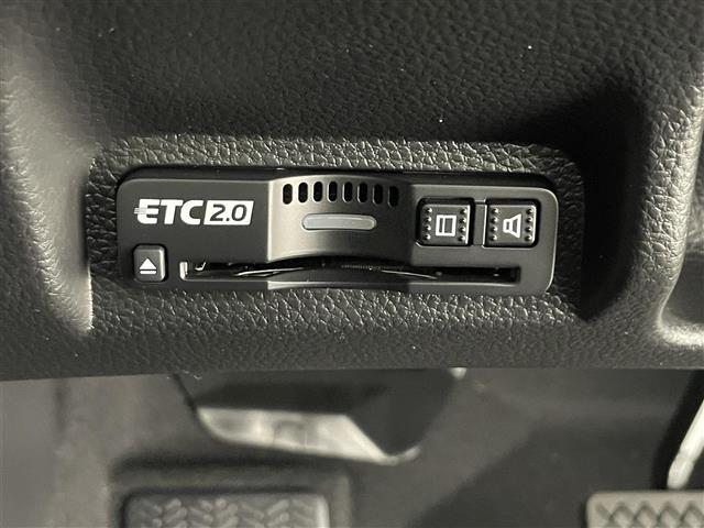 【ETC】有料道路を利用する際に料金所で停止することなく通過できる、ETC車載器（ノンストップ自動料金収受システム機器）が装備されています。セットアップを行うことで利用可能になります。