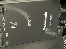 【ETC】有料道路を利用する際に料金所で停止することなく通過できる、ETC車載器（ノンストップ自動料金収受システム機器）が装備されています。セットアップを行うことで利用可能になります。