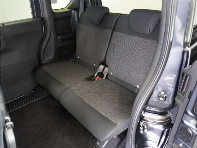 家族やご友人とBBQに行くとき、楽しさは道中の車内から始まっています！このベンチシートに座って、みんなで和気あいあい盛り上がりましょう！