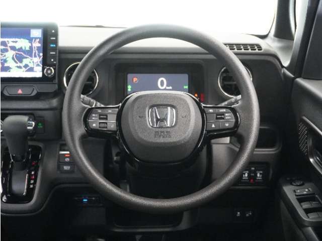 【Honda SENSING】 カメラ等装置で精度の高い検知能力を発揮、安全運転を支援します。ステアリング上のコントローラーに注目！