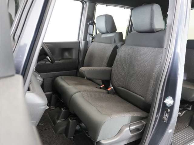 運転席と助手席は足元が繋がっているので自由に行き来しやすいので駐車場が狭いときでも助手席側からスムーズに乗り降りできて便利！