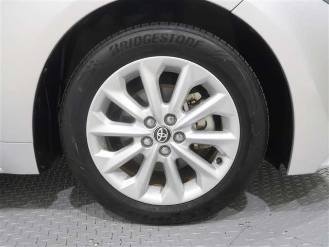 純正アルミホイールが似合ってます。タイヤサイズは205/55R16　です。