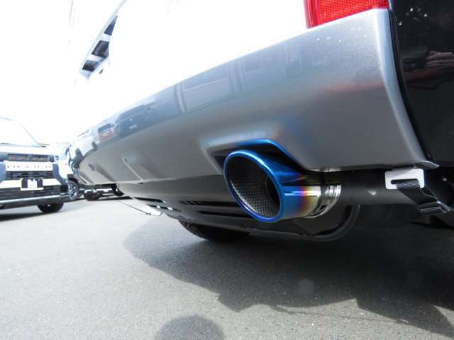 マフラーカッターを取り付けることで、寂し気なマフラーも簡単におしゃれになります。