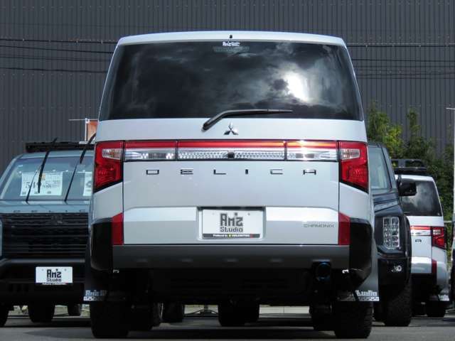 デリカD：5の魅力は、ノーマルでの走行性能ももちろんですが、カスタムを施せば、唯一無二の存在感のある1台に仕上がります