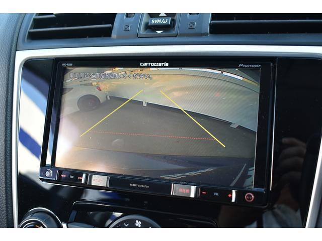 シフトレバーをリバースにすると連動してバックカメラ映像とサイドカメラ映像に切り替わります。