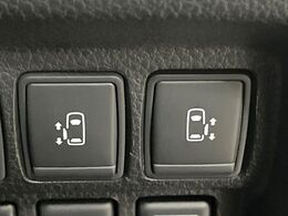 【両側パワースライドドア】スマートキーや運転席のスイッチで後席両側スライドドアの開閉が可能♪電動だから力を入れてドアを開ける必要が無く、小さなお子様でも簡単に開け閉めでき快適です♪