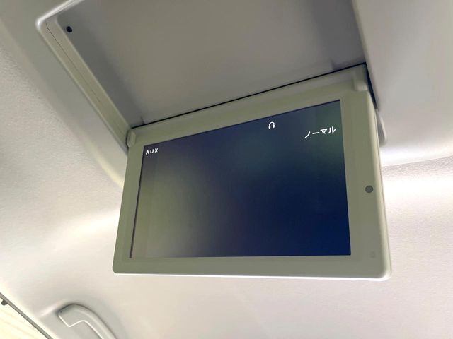 【後席モニター】家族や友人とお出かけする機会が多い方に大人気の後席モニターを装備！見やすい位置に画面がありテレビやDVDの視聴も快適！友達もお子様も、後席にしか乗らなくなるかも？？