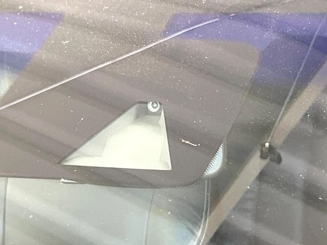 【エマージェンシーブレーキ】走行中に前方の車両等を認識し、衝突しそうな時は警報とブレーキで衝突回避と被害軽減をアシスト。より安全にドライブをお楽しみいただけます。