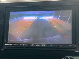 バックカメラがついて後方確認が簡単にできます！苦手としている車庫入れ等も安心して出来ますね！凄く需要の高い装備ですので、最初から付いていれば言う事なしですよね！？