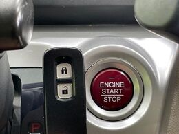 【Hondaスマートキー】カバンやポケットに入れたままでもドアの施錠・解錠が可能なスマートキーを装備。エンジンのオン・オフ時もカギを取り出す必要が無いからとっても便利です♪