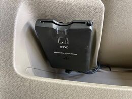 【ETC】高速道路の料金所をストレスなく通過！話題のスポットやサービスエリアに多い「スマートIC」利用時は必須のアイテムです。当店でセットアップを実施、ご納車当日からすぐにご利用いただけます！