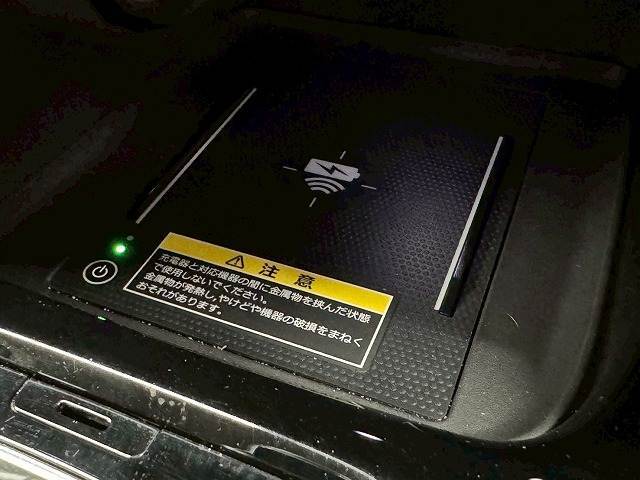 【ワイヤレス充電】非接触充電に対応のスマホであれば、コードレスで充電可能です。