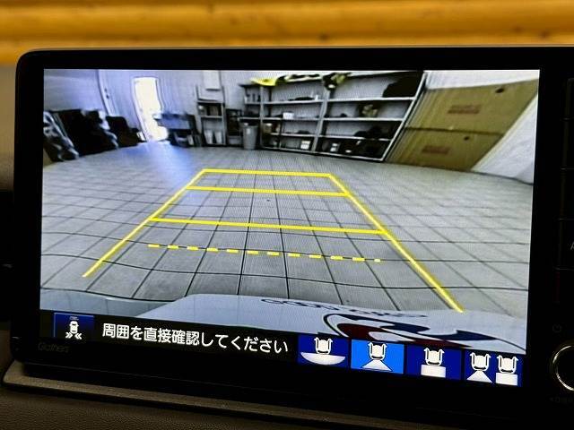 【カラーバックモニター】を装備しております。リアの映像がカラーで映し出されますので日々の駐車も安心安全です。