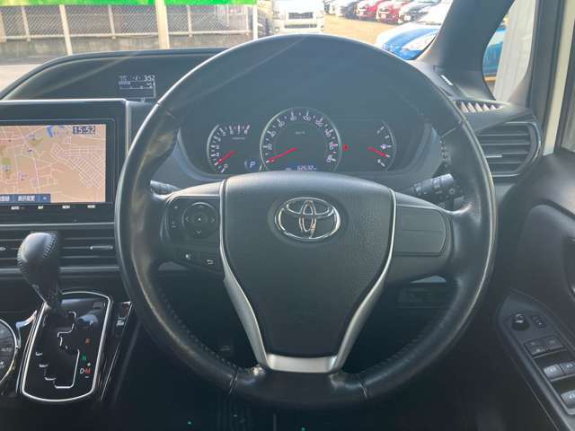 ステアリングも使用感が少なく、きれいな状態となっております。