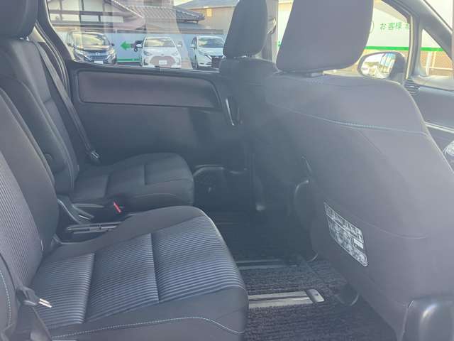 後部座席も気になるようなキズ・汚れやへたり等、大きなダメージはなく、良好な状態です。