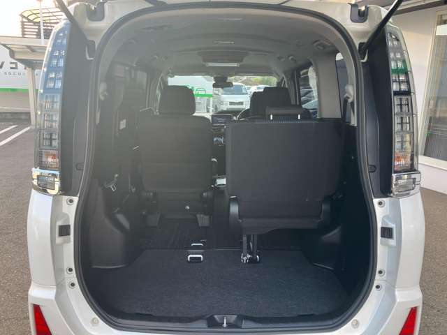 ラゲッジルームは、大容量のスペースを確保。普段のお買い物からレジャーまで、幅広く活躍してくれます！また、リアシートを倒すことで広々お使いいただけます。