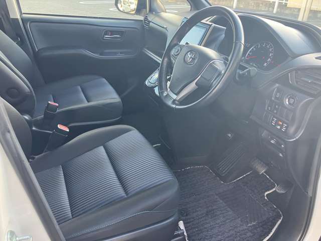 運転席シート廻りは使用感も少なく、良好な状態となっています。