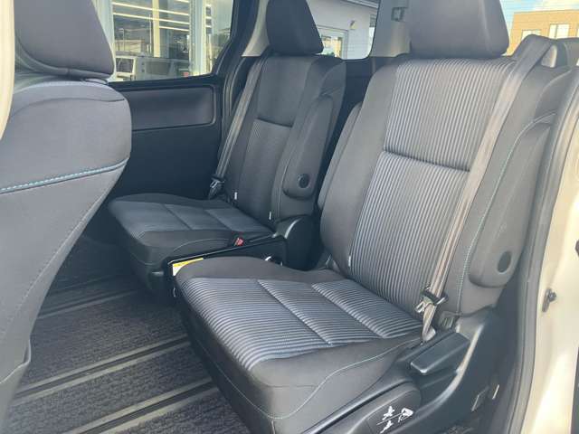 後部座席も気になるようなキズ・汚れやへたり等、大きなダメージはなく、良好な状態です。