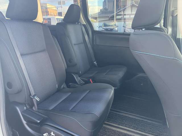 後部座席も気になるようなキズ・汚れやへたり等、大きなダメージはなく、良好な状態です。