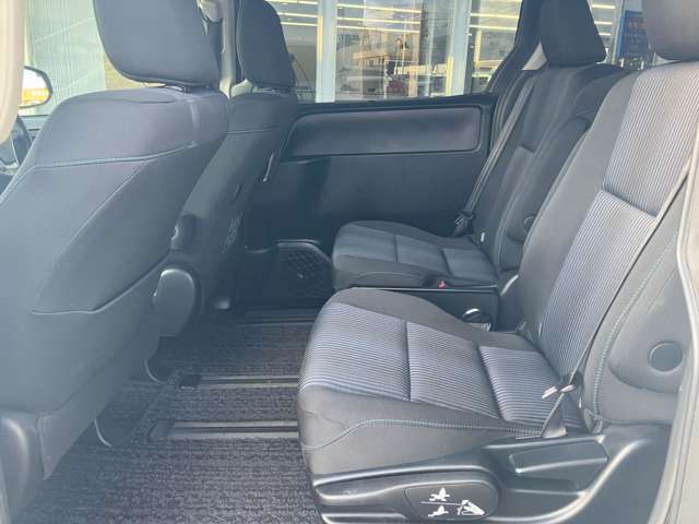 後部座席も気になるようなキズ・汚れやへたり等、大きなダメージはなく、良好な状態です。