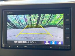 【バックカメラ】駐車時に後方がリアルタイム映像で確認できます。大型商業施設や立体駐車場での駐車時や、夜間のバック時に大活躍！運転スキルに関わらず、今や必須となった装備のひとつです！