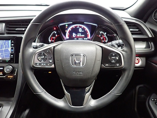 ハンドル左側にはオーディオ操作が出来るオーディオリモートコントロールスイッチ、右側にはHonda SENSINGとオートクルーズコントロールのスイッチを装備！
