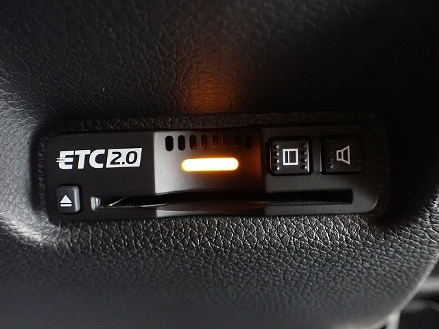 デザインスッキリのビルトイン『ETC』！高速道路の特典はもちろん、キャッシュレスなので料金所では徐行するだけで通過可能です！