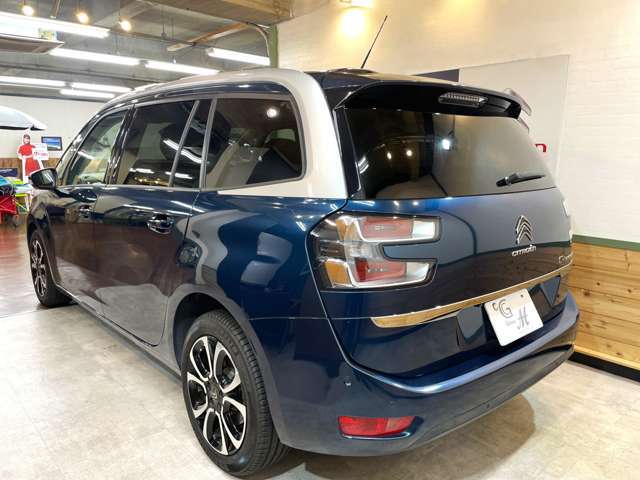 ドイツ車に比べて軽そうなイメージのあるフランス車ですが、グランドC4スペースツアラーは見ての通りどっしりと構えたスタイリング☆