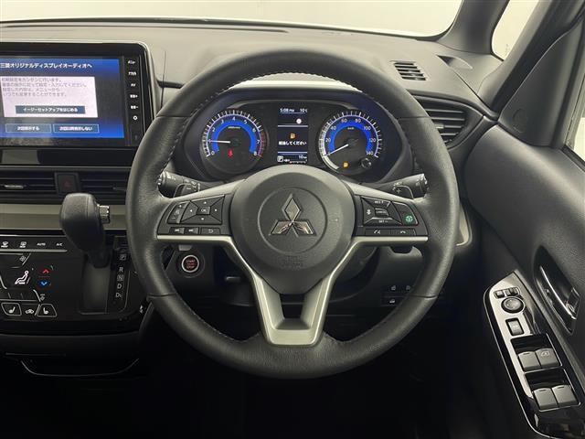 【ステアリング】軽い力で扱いやすいハンドルです。目立つ傷やスレなどなく綺麗な状態です！除菌プランいれていただくとさらに快適に！清潔なお車はお子様にも安心ですね！