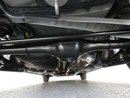 4WDシステムを搭載。オフロードや雪道などの滑りやすい路面でも安心して走行できます。