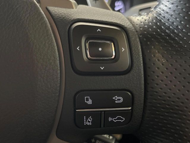 【プリクラッシュセーフティ】前方の車両等を検知し、衝突しそうな時は警報で注意を促し、ブレーキを踏む力をサポート。ブレーキを踏めなかった場合は衝突被害軽減ブレーキが作動、衝突回避をサポートします。