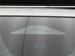 【ホンダセンシング】走行中に前方の車両等を認識し、衝突しそうな時は警報とブレーキで衝突回避と被害軽減をアシスト。より安全にドライブをお楽しみいただけます。