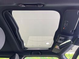 【ガラスルーフ】ガラスルーフ搭載で車内の解放感が一気にアップ！開放的なドライブをお楽しみいただけます。