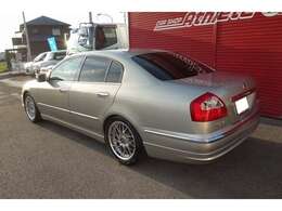 リアガラスは業者貼りのフィルム。世の中から消えかけようとしているV8エンジンを、安く購入できる時に体感しましょう