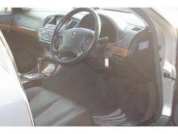 黒革シートの内装は、嫌な臭いもなく、丁寧に使われてきたことが伝わってきます