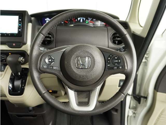【Honda SENSING】 カメラ等装置で精度の高い検知能力を発揮、安全運転を支援します。ステアリング上のコントローラーに注目！