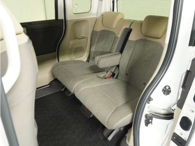 家族やご友人とBBQに行くとき、楽しさは道中の車内から始まっています！このベンチシートに座って、みんなで和気あいあい盛り上がりましょう！